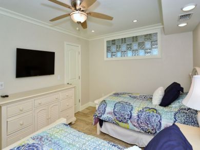 Siesta Key Updated Unit 2 Bedrooms 125 yards from Beach